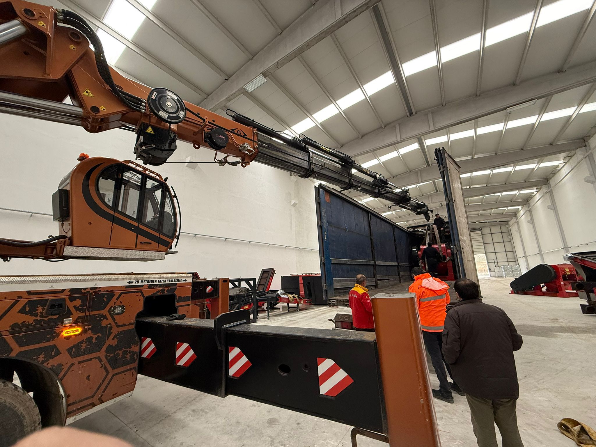 ASG Vinç mobil vinci kapalı bir hangarda tırdan ekipman indirirken